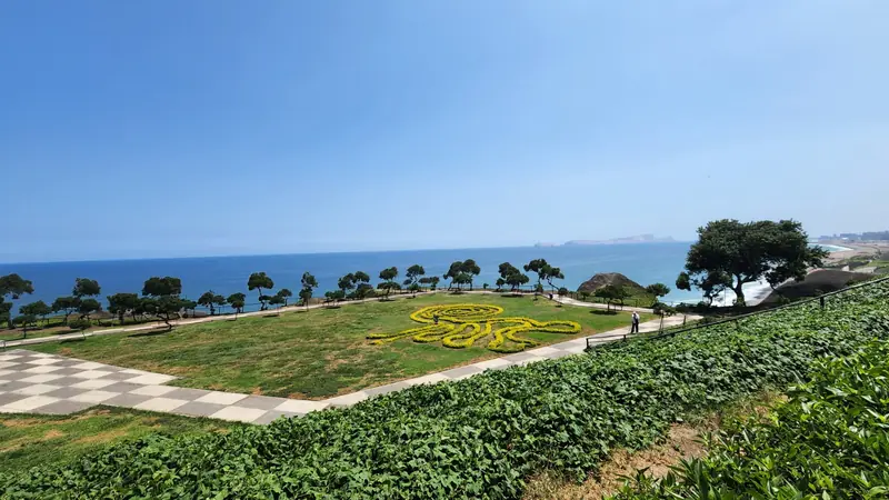 Parque María Reiche y el litoral de Miraflores frente al océano Pacífico